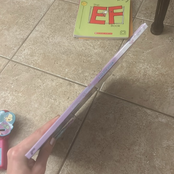 Disney Princess Movie Theater storybook and movie projector - Picture 5 of 9